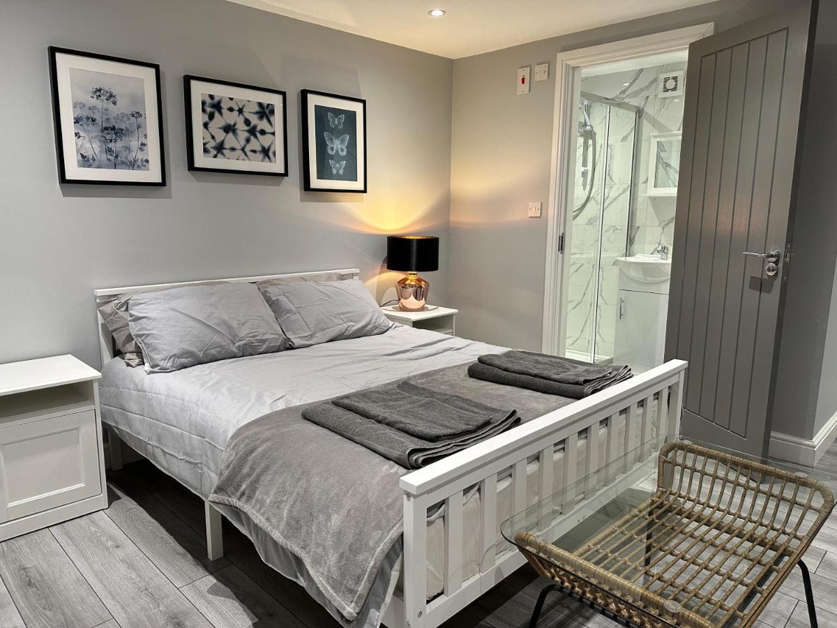 Luxury Detached Studio Apartment - Free Super Fast WiFi - Free Parking - 15 Mins from Luton Airport - B&B Luton