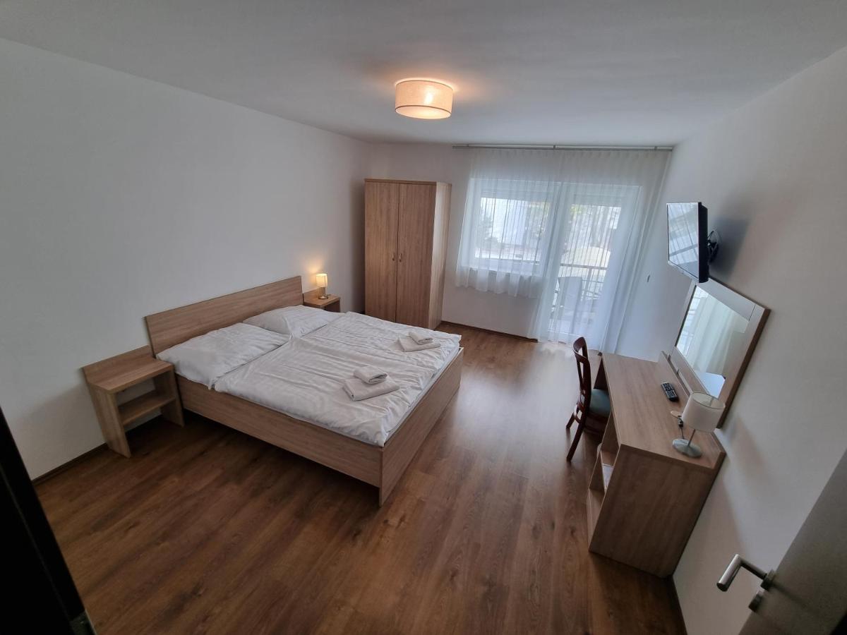 Appartamento con 2 Camere da Letto, Balcone e Vista Lago