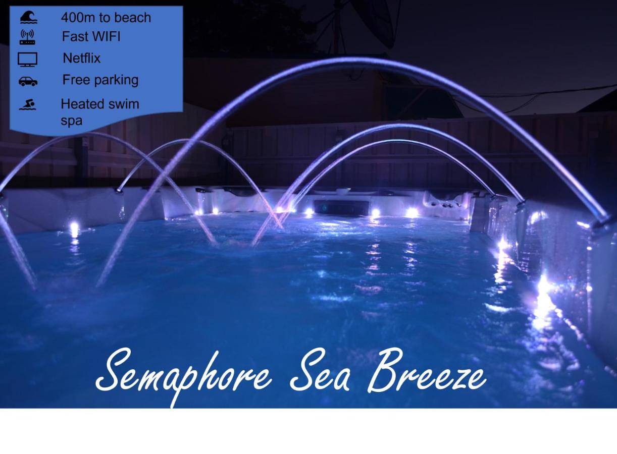 B&B Semaphore - Semaphore Sea Breeze-Family Beach-Heated Plunge Pool Holiday House 4 brm 2 bath - Bed and Breakfast Semaphore