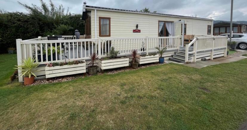 B&B Prestatyn - The Helmsley lodge lido beach Prestatyn northwales - Bed and Breakfast Prestatyn