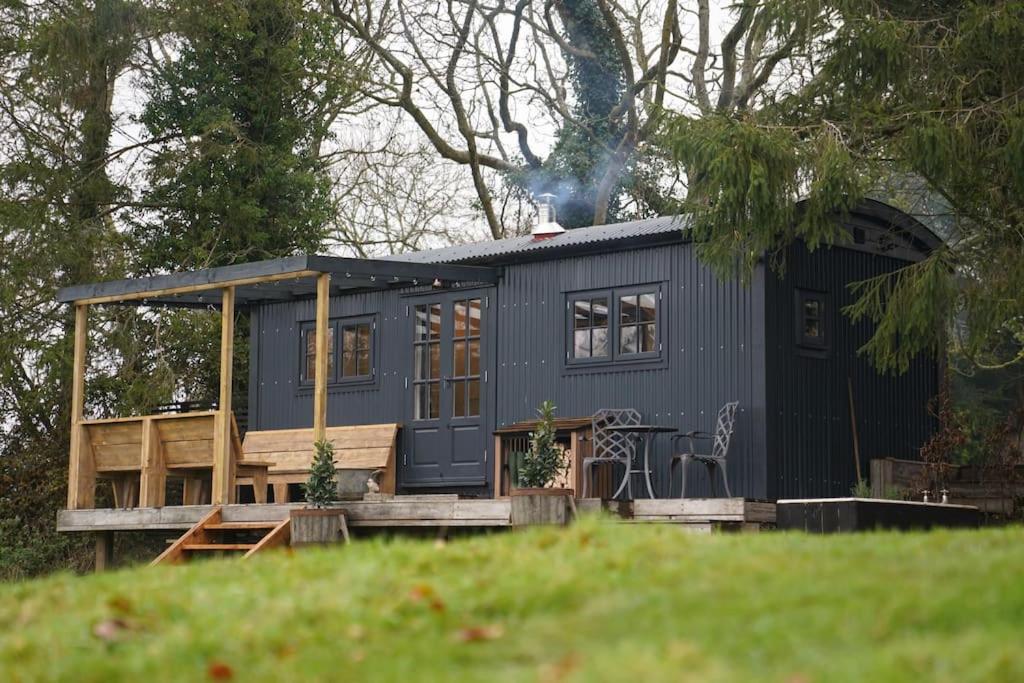 B&B Bristol - Shepherds Hut in countryside near Bath and Bristol - Bed and Breakfast Bristol