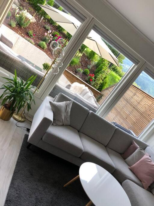 Moderne og sentral leilighet med koselig og privat uteplass! - B&B