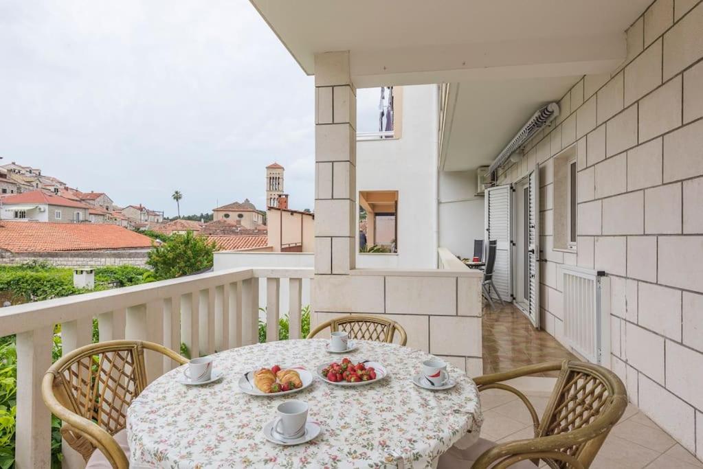 Apartment in Hvar town historic center - B&B