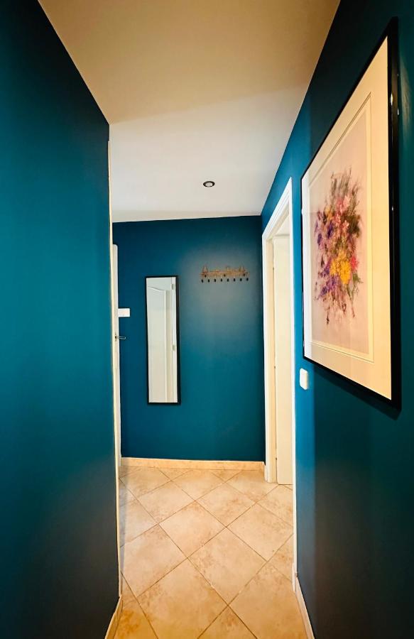 The NICE - 3 rooms, 3air cond, 3TV, 3fans, 2 wc, WIfi everywhere 5min aeroport, train, beach, 1min tram, 15 min centre, port, PARKING POSSIBLE - Chambres d'hôtes Nice