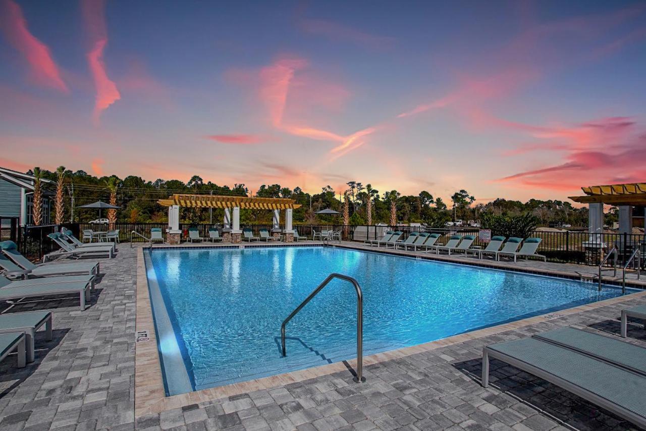 B&B Daytona Beach - "OneKey" Luxury Apt - POOL - 4 Mi to Beach - Bed and Breakfast Daytona Beach