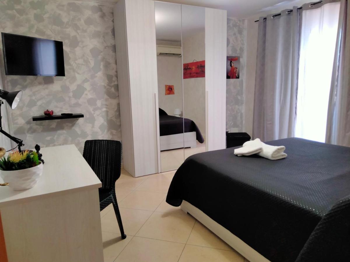 Zimmer mit Kingsize-Bett und Balkon