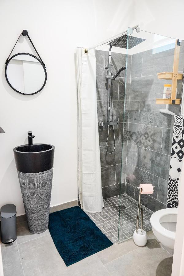 Le Sunset, Magnifique Studio pieds dans l'eau, L'Ermitage les Bains - B&B