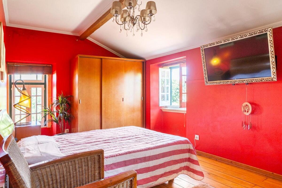 B&B Ramalhal - B&B Quarto Vermelho Estilo Moderno - Bed and Breakfast Ramalhal