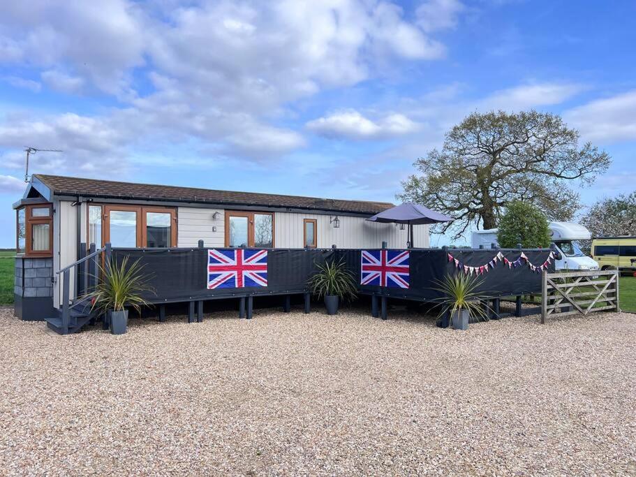 B&B Coningsby - Lancaster Lodge, Coningsby, Lincolnshire. - Bed and Breakfast Coningsby