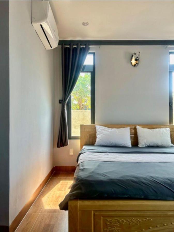 Zimmer mit Kingsize-Bett und Balkon
