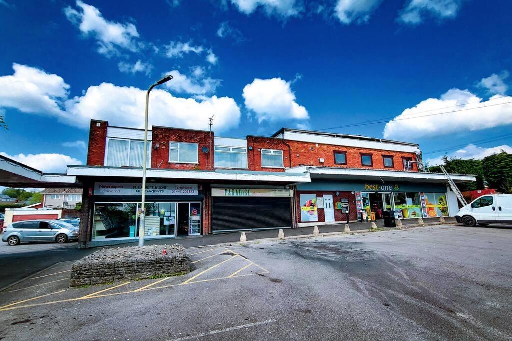 Lovely & modern 2-Bedroom Flat above shop in Tonteg - Chambres d’hôtes Llantwit Fardre