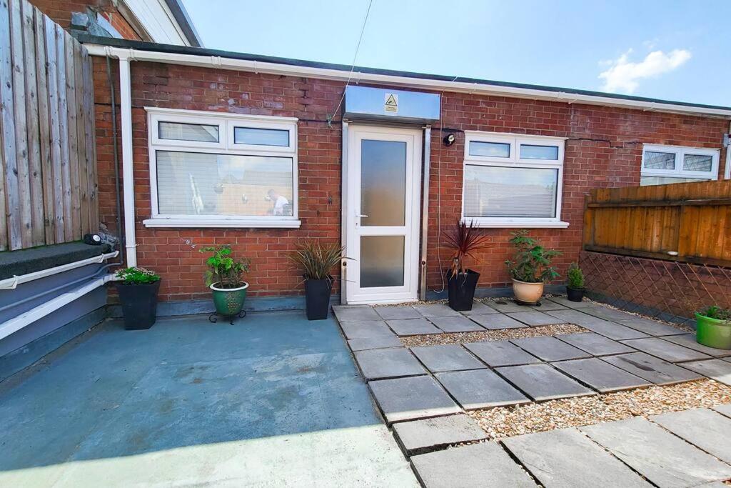 Lovely & modern 2-Bedroom Flat above shop in Tonteg - Chambres d’hôtes Llantwit Fardre