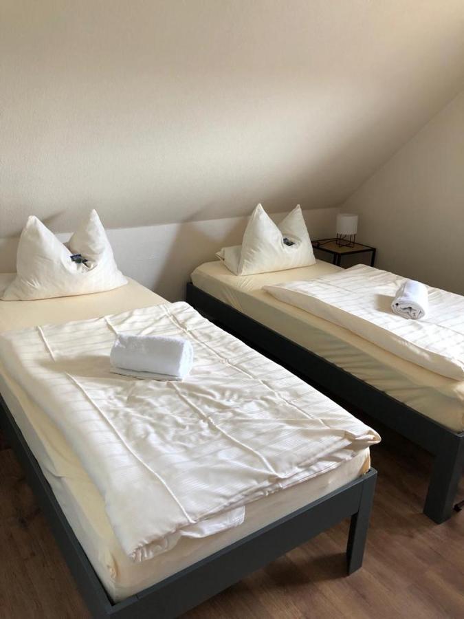 Tweepersoonskamer met 2 Aparte Bedden en Badkamer