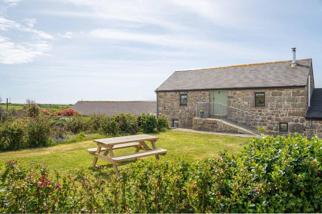 Naut Retreat, The Cart Lodge - Cosy cottage, walk to Porthcurno beach, Pedn Vouder & Minack Theatre - Chambres d'hôtes Penzance
