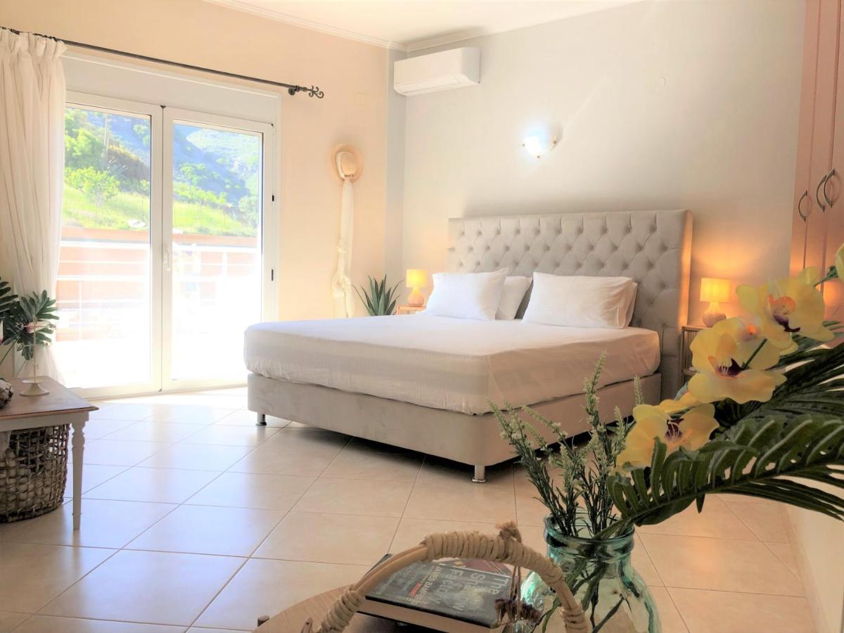 B&B Prinés - Villa Aeolus with private overflow, endless, heated pool - Bed and Breakfast Prinés