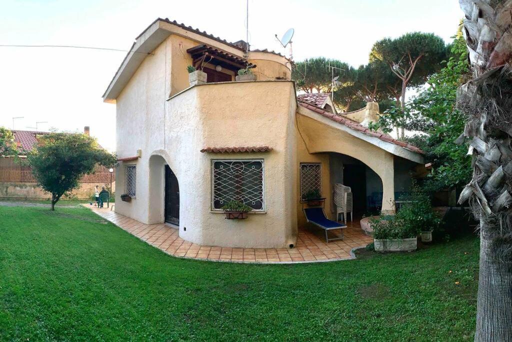Accogliente Villa immersa nel verde - B&B Lido dei Pini