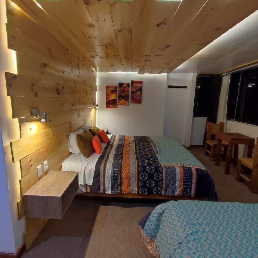 Habitación con cama extragrande y vistas a la montaña
