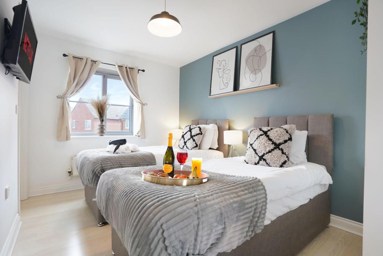 B&B Northampton - Grange House with Free Parking, Garden, Superfast Wifi and Smart TVs with Netflix by Yoko Property - Bed and Breakfast Northampton