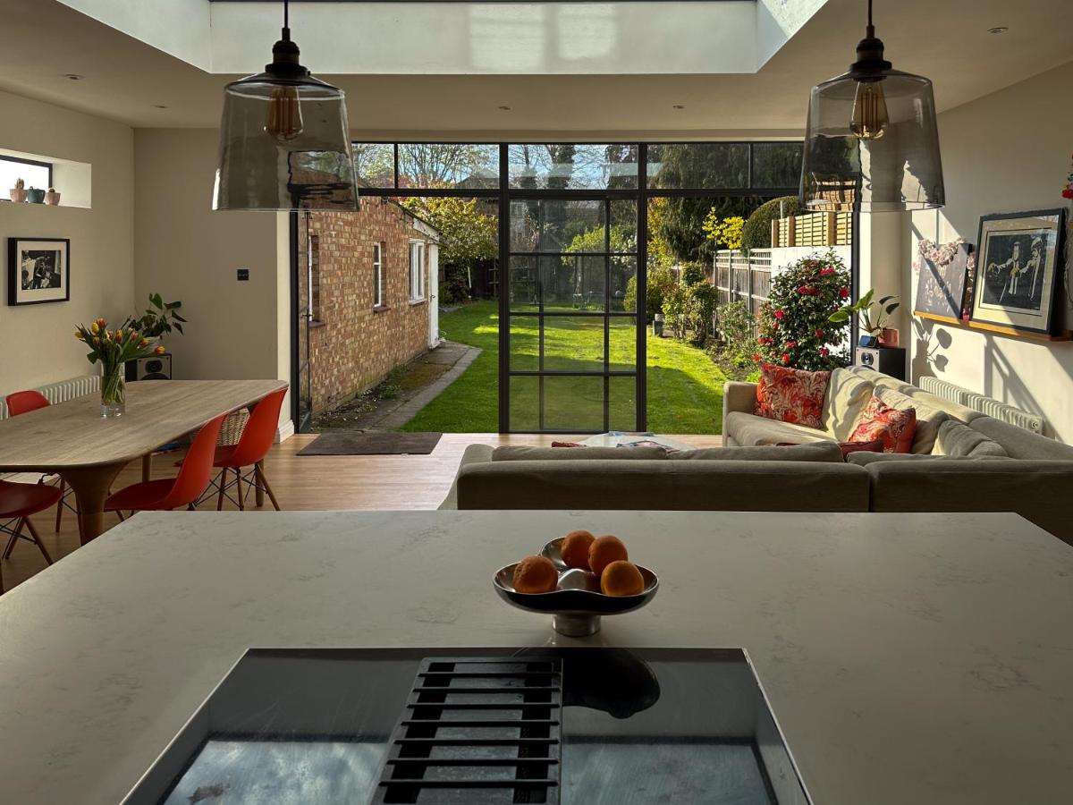 Three bedroom house with large garden a short stroll from Richmond's riverside pubs and restaurants - Chambres d'hôtes Richmond