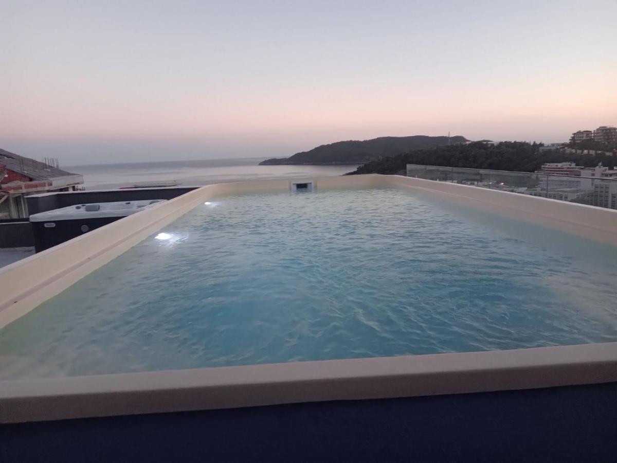Onebedroom apartment with a pool and jacuzzy - B&B