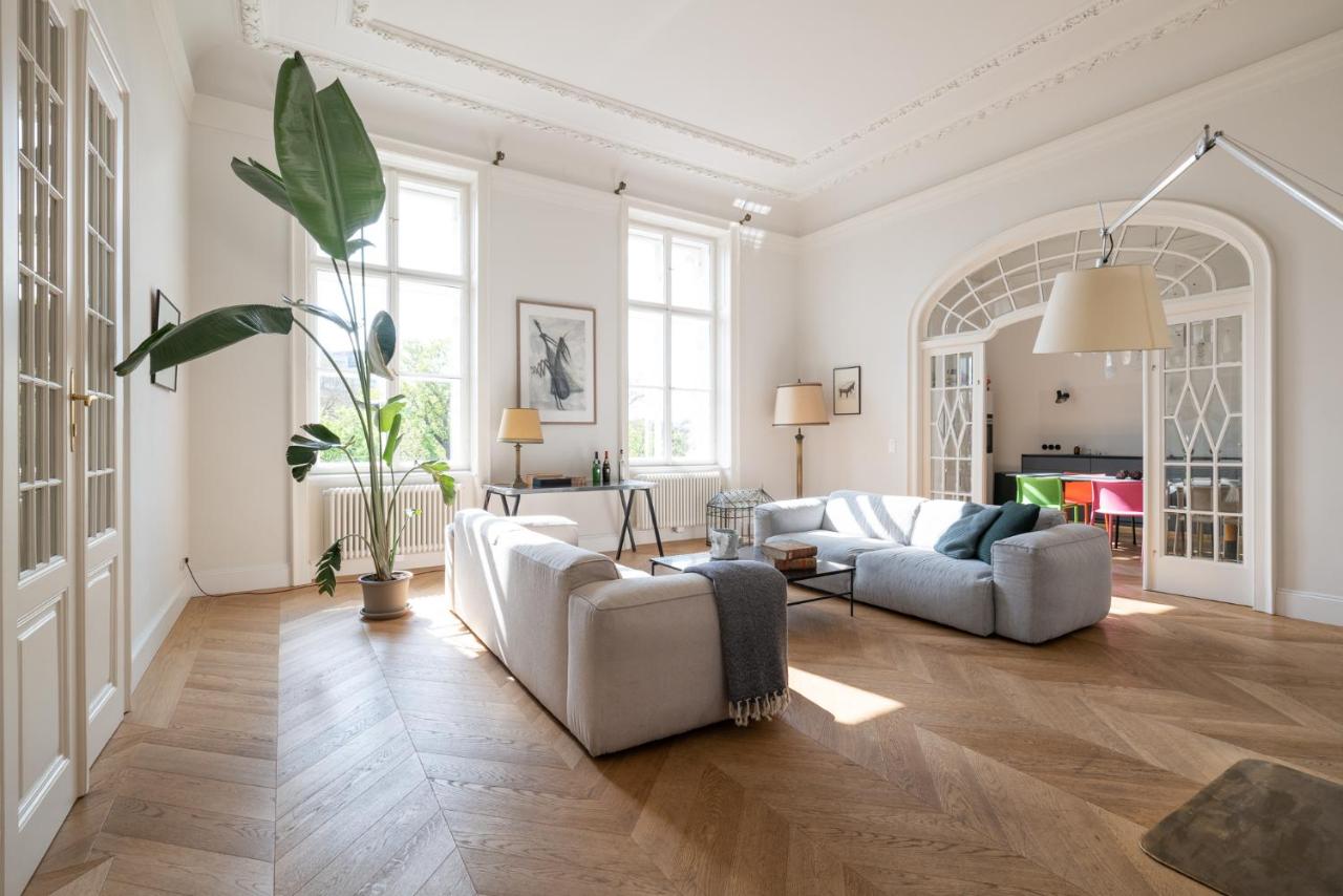 2-Bedroom Apartment with Private Library - Ferienwohnung