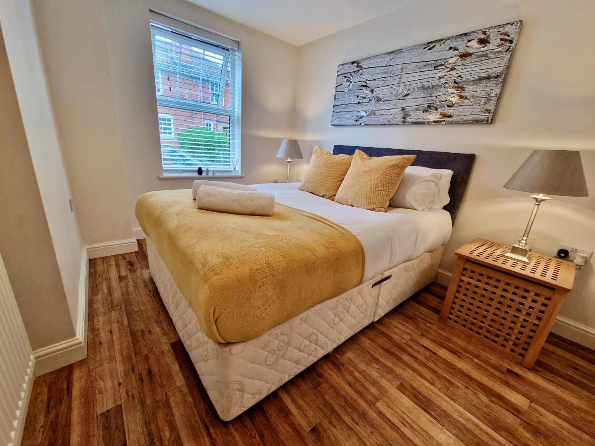 B&B Coventry - Stunning Luxury Serviced Apartment next to City Centre with Free Parking - Contractors & Relocators - Bed and Breakfast Coventry