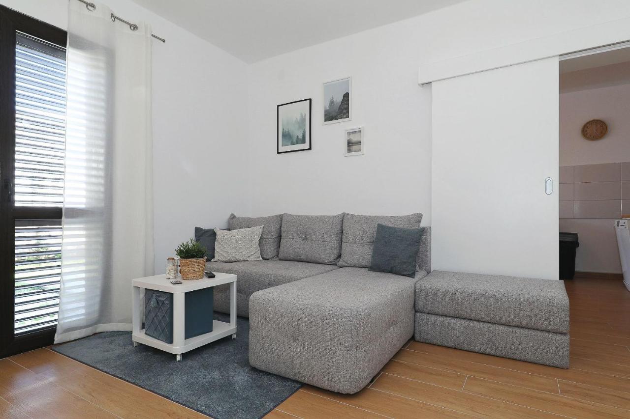 Hibis, No 1 - Bed and Breakfast Starigrad