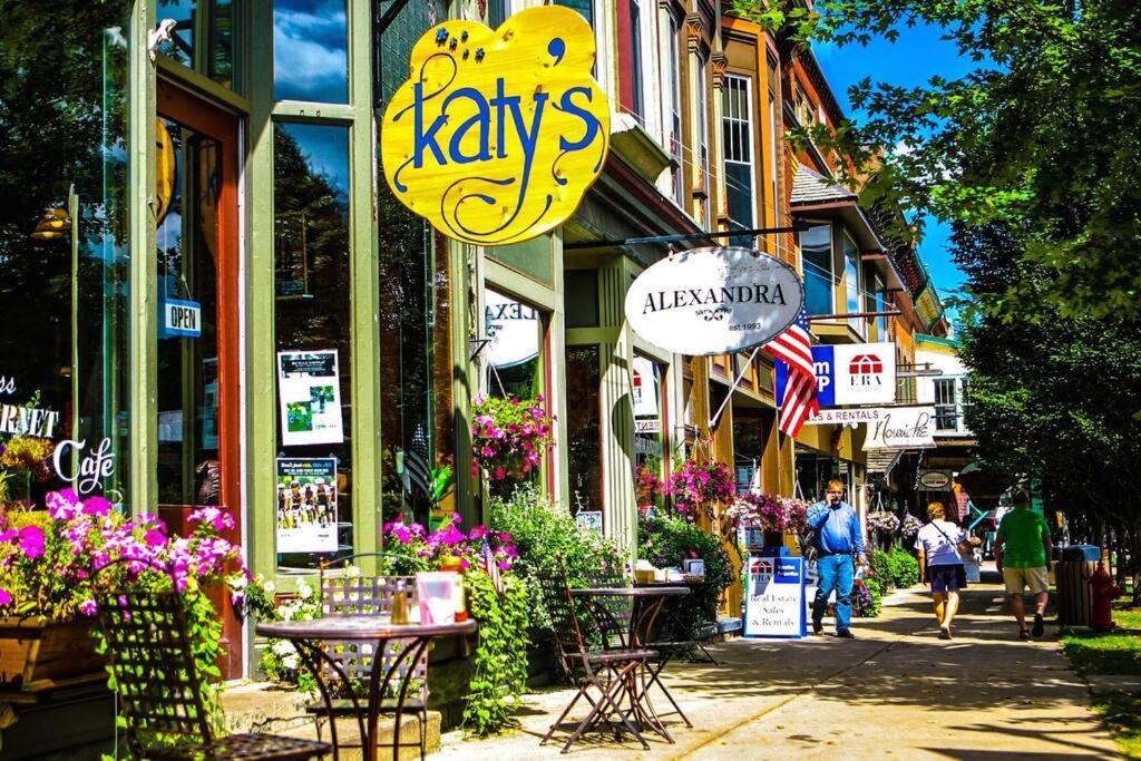 Chair Lift Lodge- Best Location in EVL Village! - Ferienwohnung Ellicottville