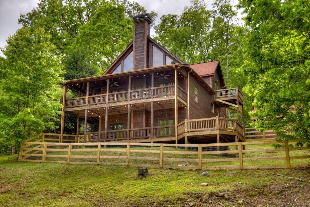 B&B Morganton - Pet Friendly Cabin with Hot Tub in North GA Mnts - Bed and Breakfast Morganton