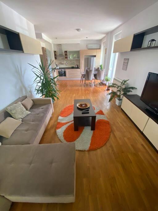 Azzaro apartment with two bedrooms - B&B Bežanija