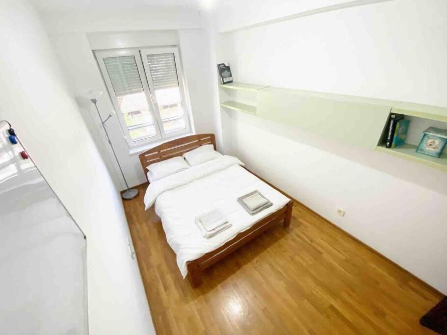 Azzaro apartment with two bedrooms - B&B Bežanija