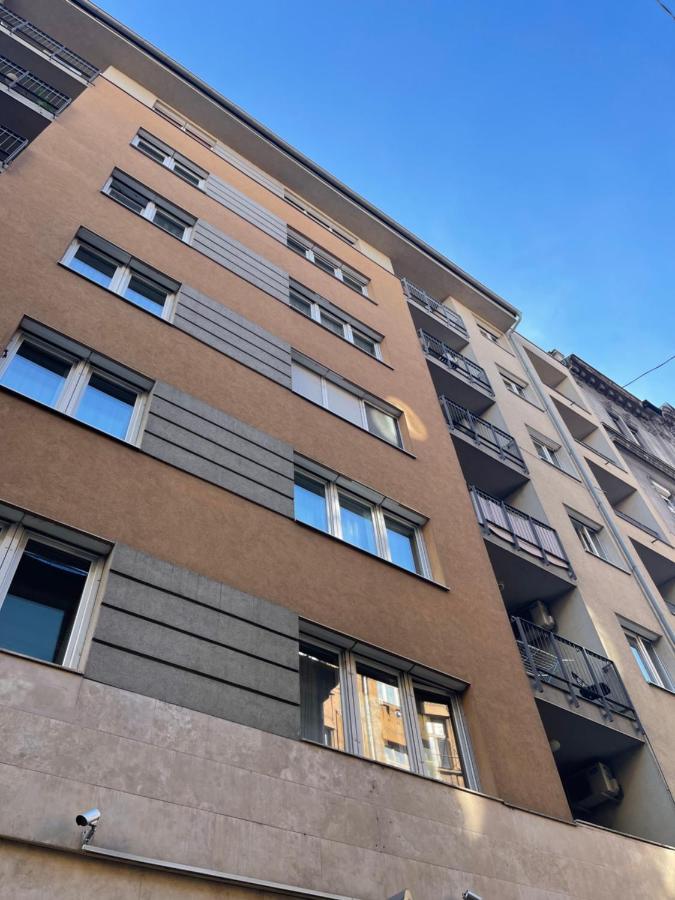 Downtown Apartment with Free Garage Balcony and AC - B&B Budapest