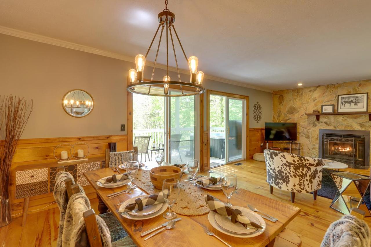 Blue Ridge Getaway with Hot Tub and Seasonal View! - Chambres d’hôtes