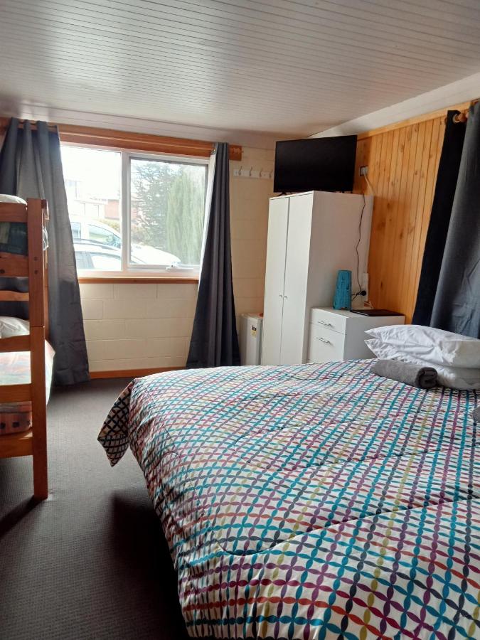 Habitación con cama extragrande y literas