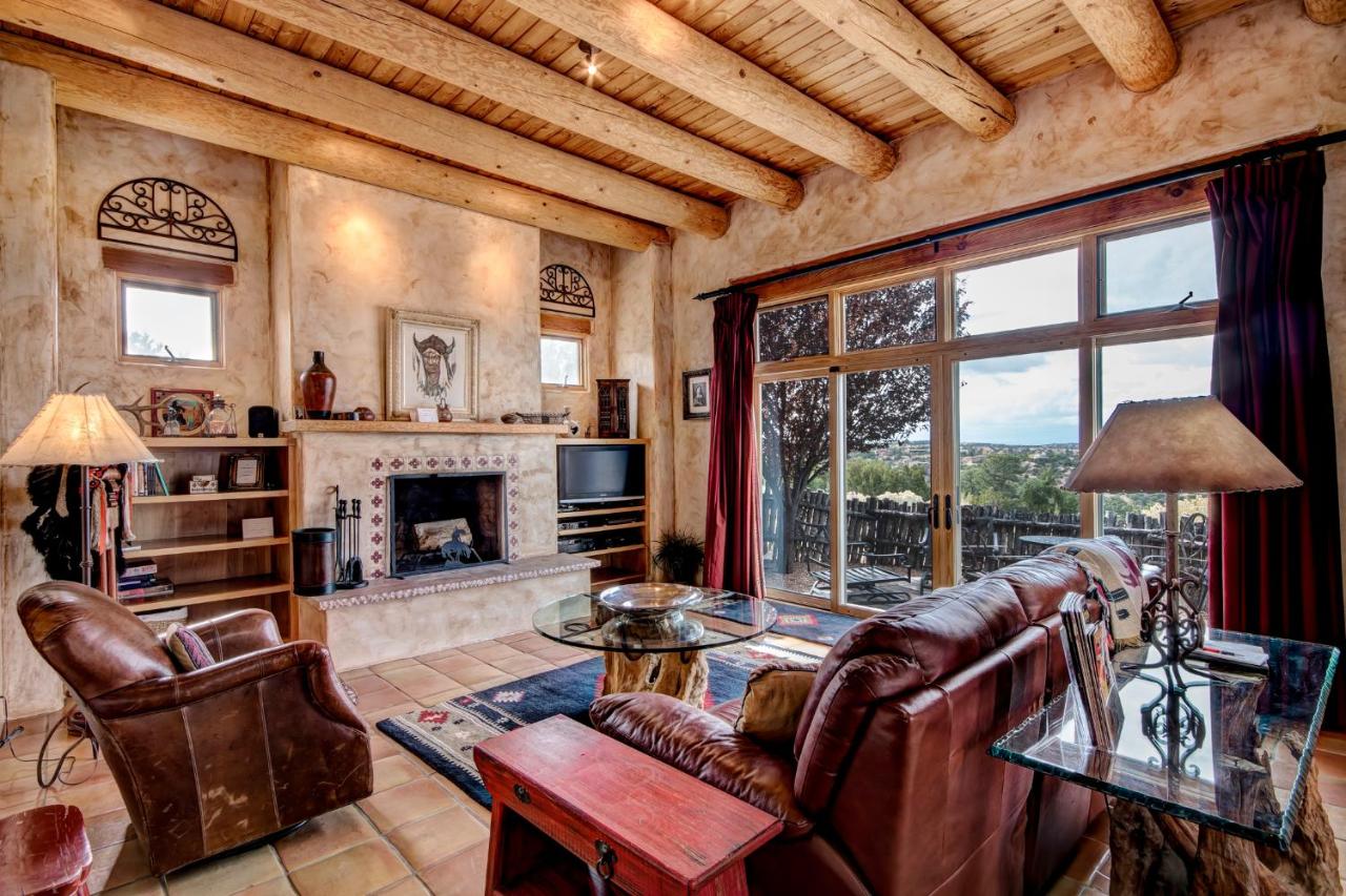 B&B Santa Fe - Cowboy Villa, 2 Bedrooms, Sleeps 4, Pool Access, Views, Fireplace - Bed and Breakfast Santa Fe