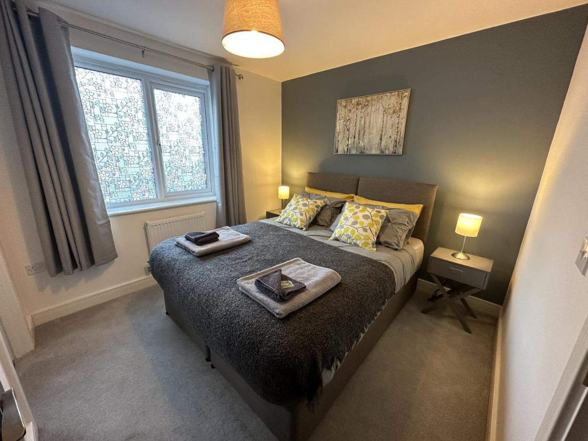 B&B Milton Keynes - 3 Bed Home Sleeps 6 - Long Stays - Contractors & Relocators with Parking, Garden & WiFi - Bed and Breakfast Milton Keynes