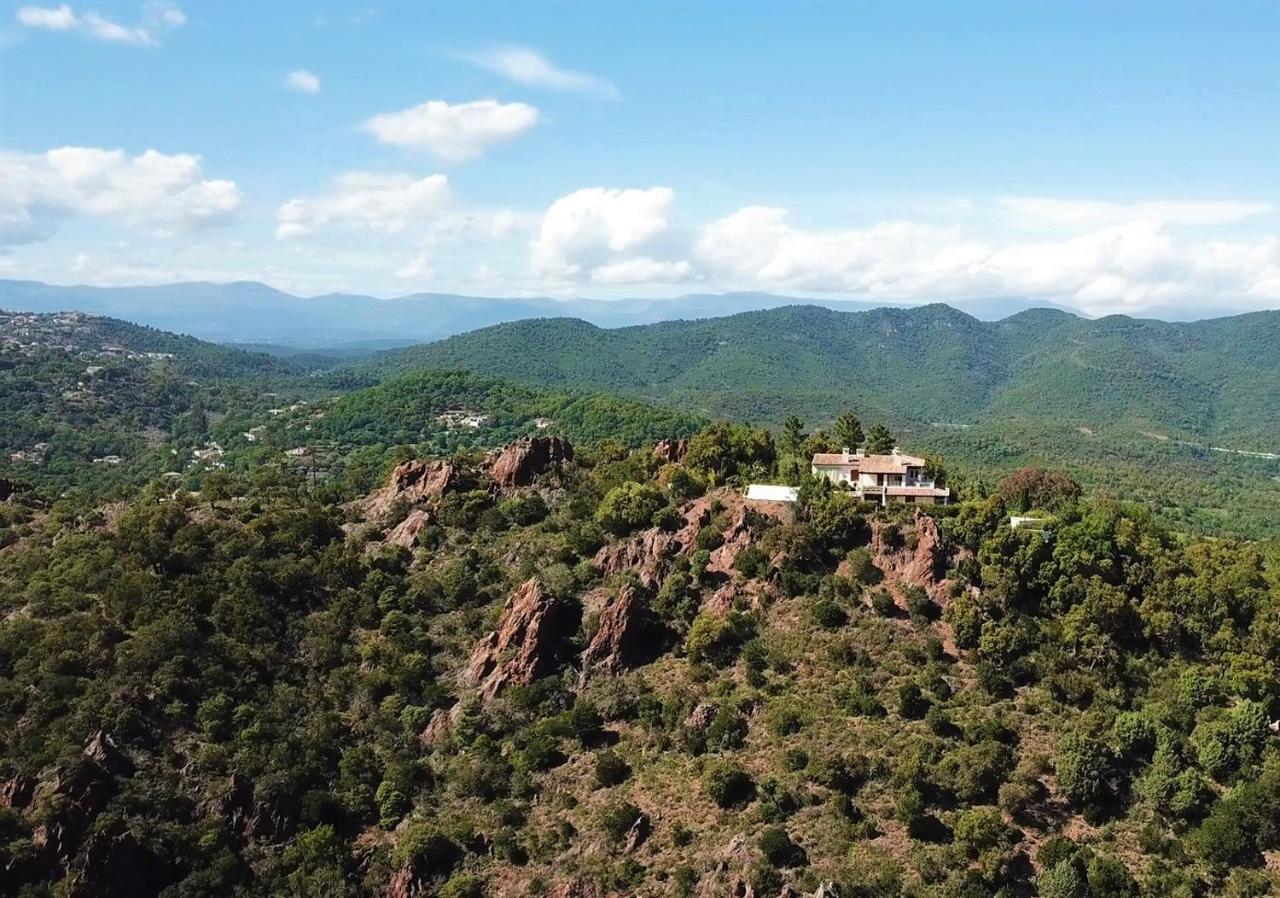 VILLA L'ESTEREL AVEC PISCINE VUE MER -MANDELIEU 06210- 6 Pers - B&B Fréjus