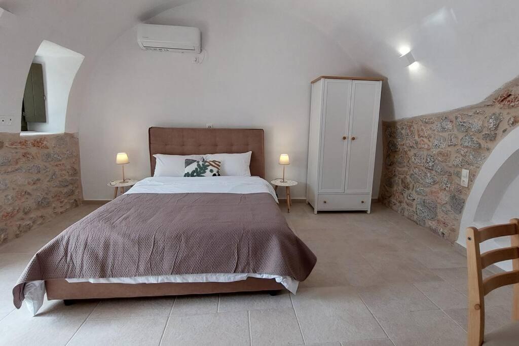 B&B Pyrgos Dirou - 200 year old 'Kamara Suite' with private garden - Bed and Breakfast Pyrgos Dirou