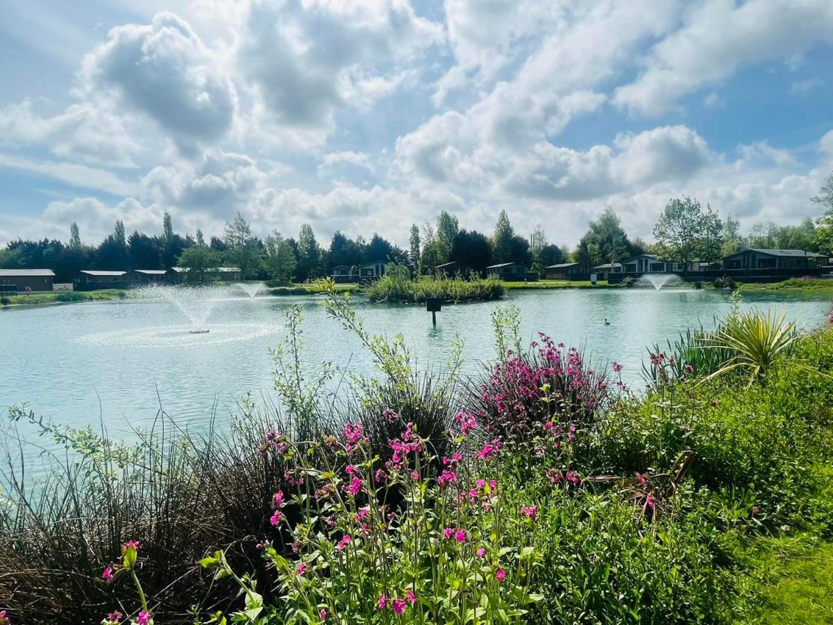 Lakeside Escape with Hot Tub - B&B York