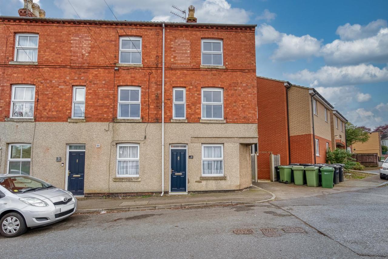 Buckwell Heights - 2 Bedroom Free Parking Wifi Sky TV - B&B Wellingborough