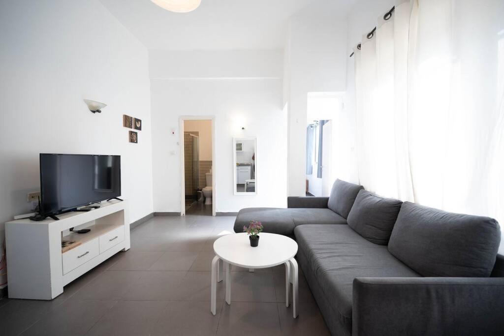 HaYarkon Seaside - - 1 Bedroom & Balcony By Vacay - Ferienwohnung