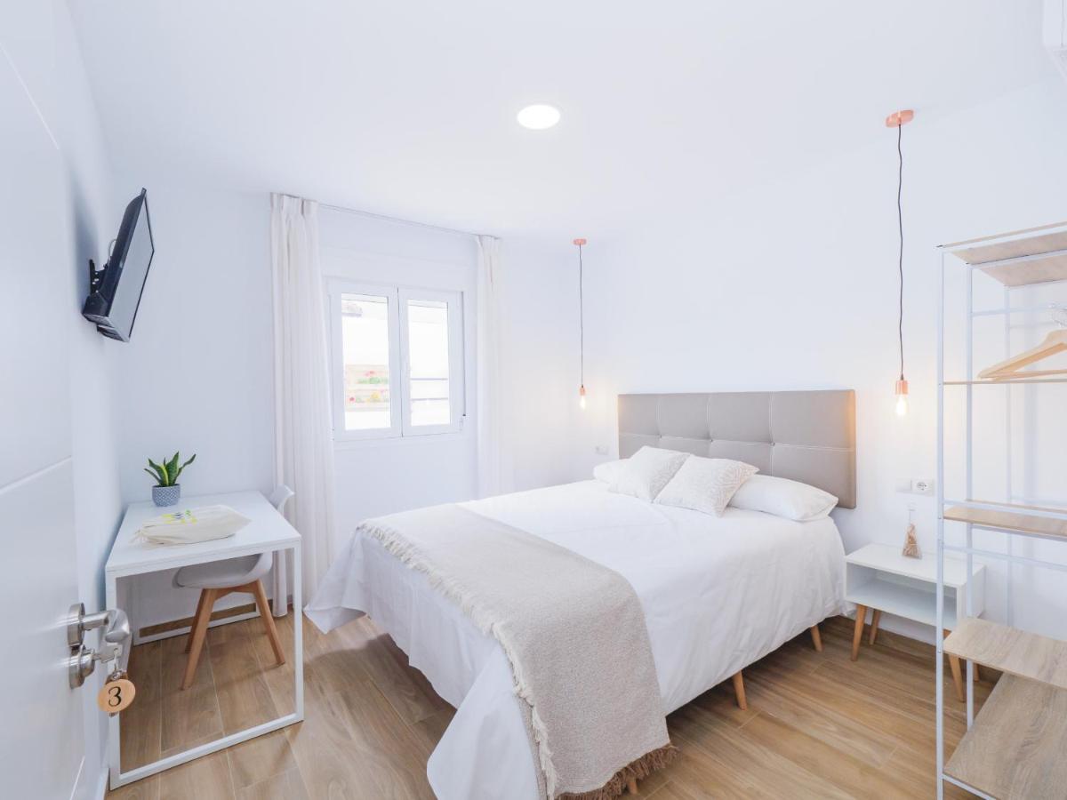 Cubo's Hostal William's Sunny 3 with Breakfast - B&B Torre de Benagalbón