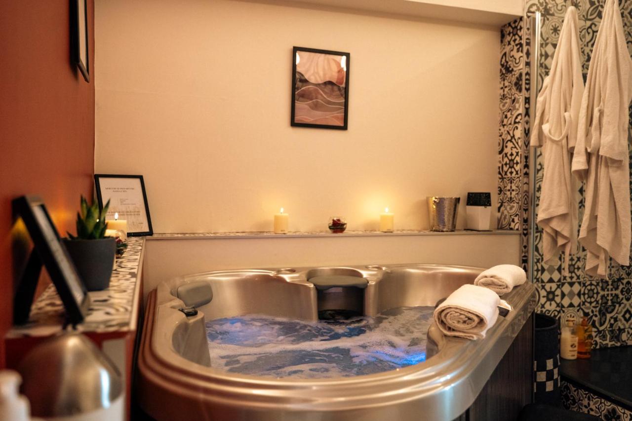 Ignite Love Room - Bed and Breakfast