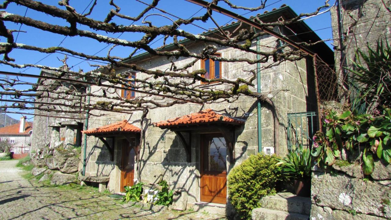 Charming house with fireplace, mountain view, Ponte da Barca - B&B