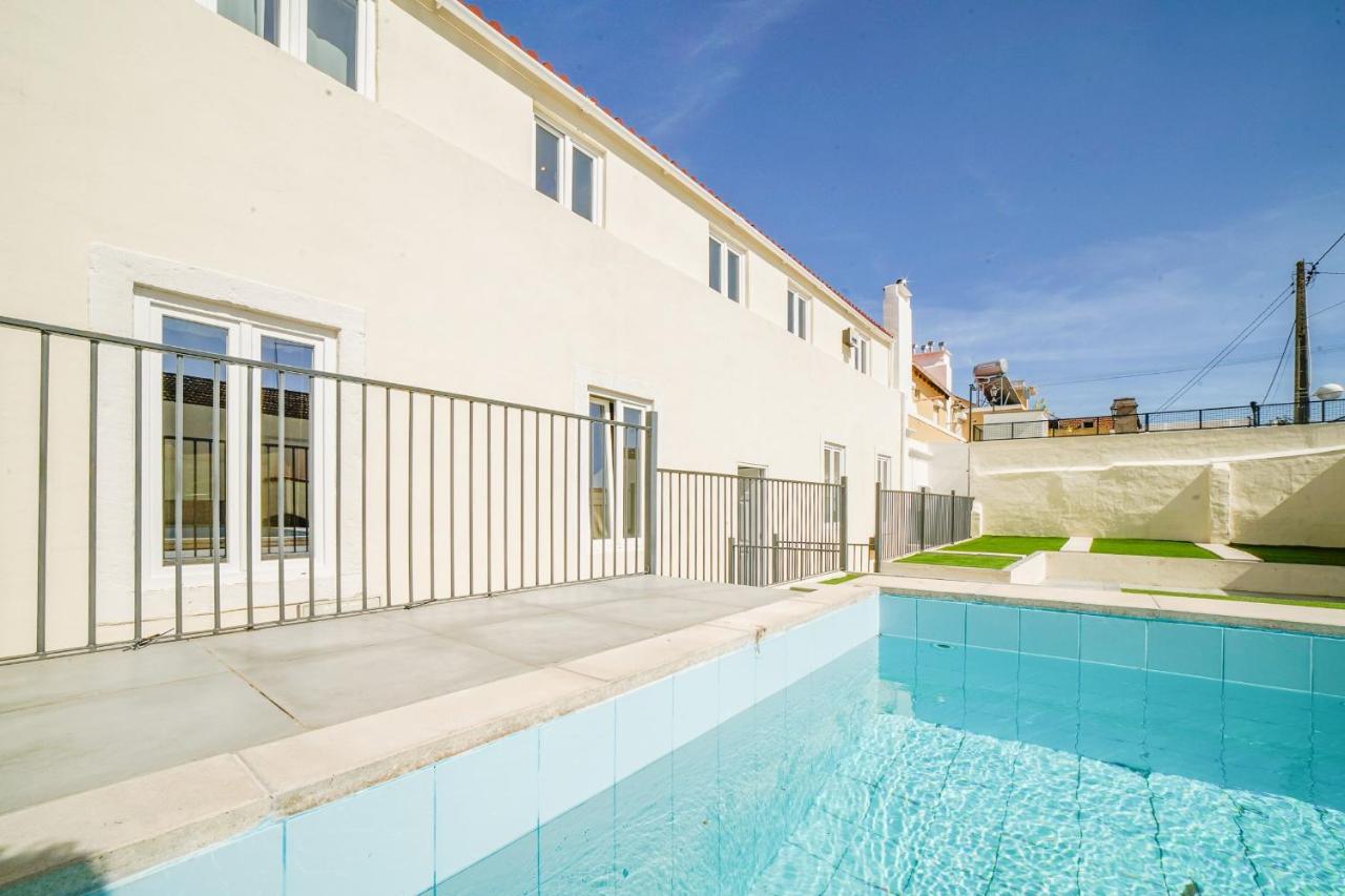 Apartment with Pool View