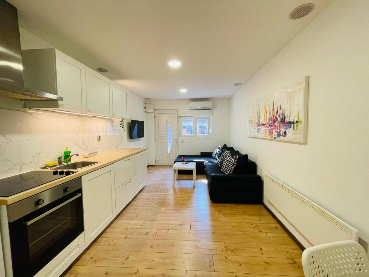 Red app by Alex Rafel, close to the bus station - B&B Zagabria