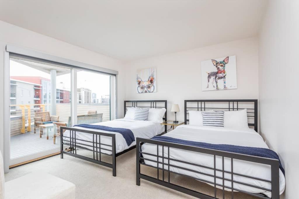 Upscale 3BR Penthouse by CozySuites - Chambres d’hôtes