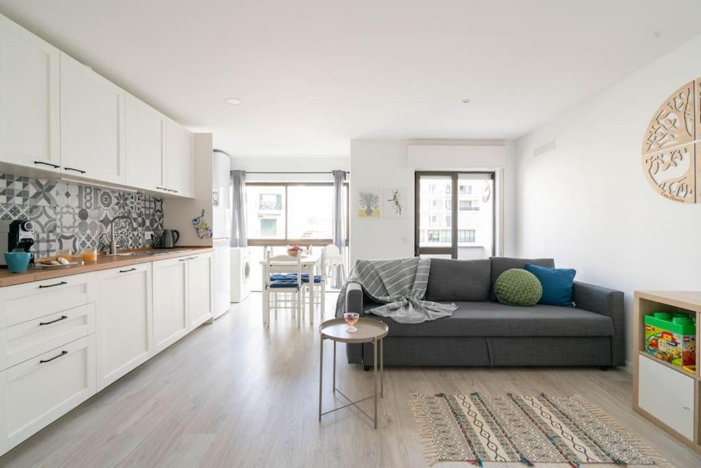 Casa Oliveira - Sunny 2-Bed Retreat Steps from the Beach - Ferienwohnung Armação de Pêra