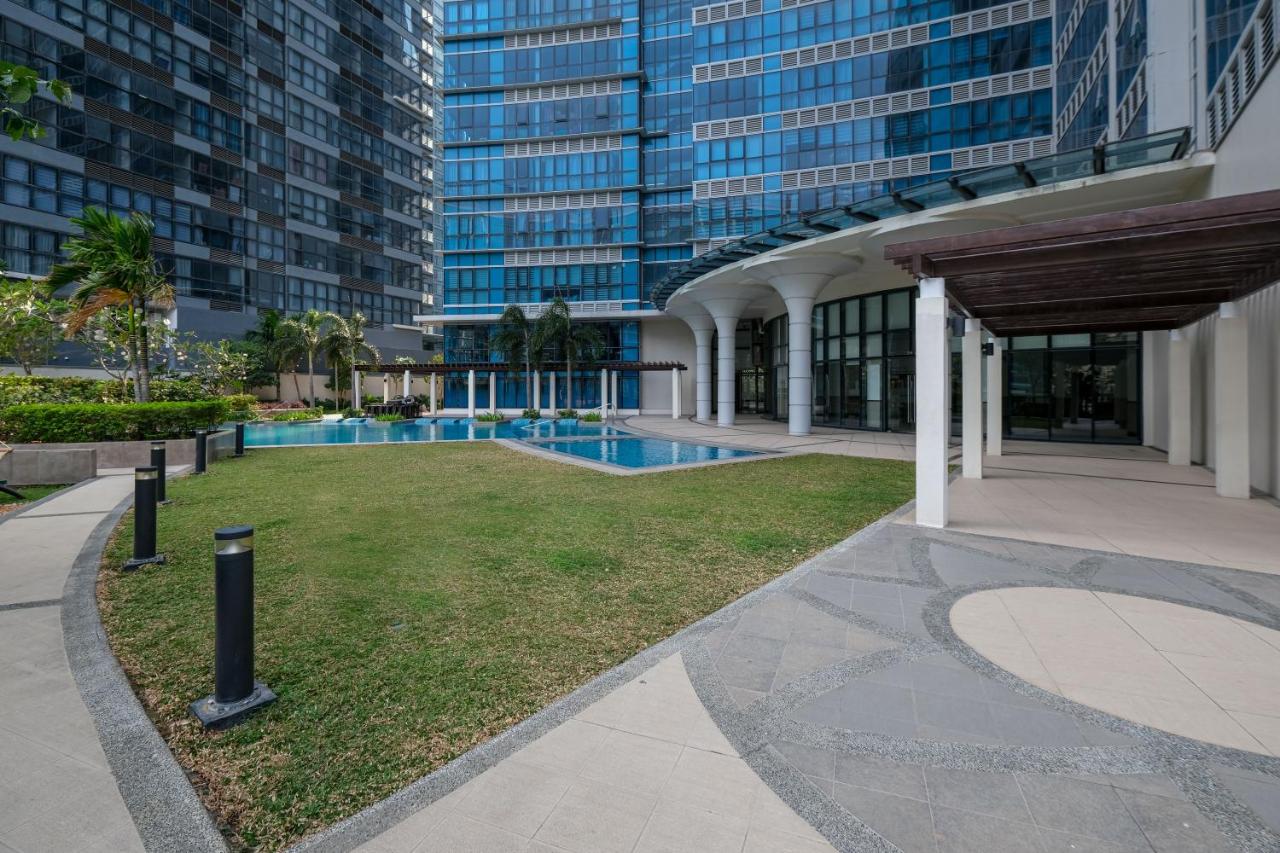 Amazing Unit and View in Uptown Parksuites BGC - B&B