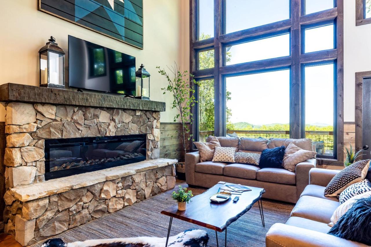 Spacious Mountain Chalet with Indoor Pool - B&B